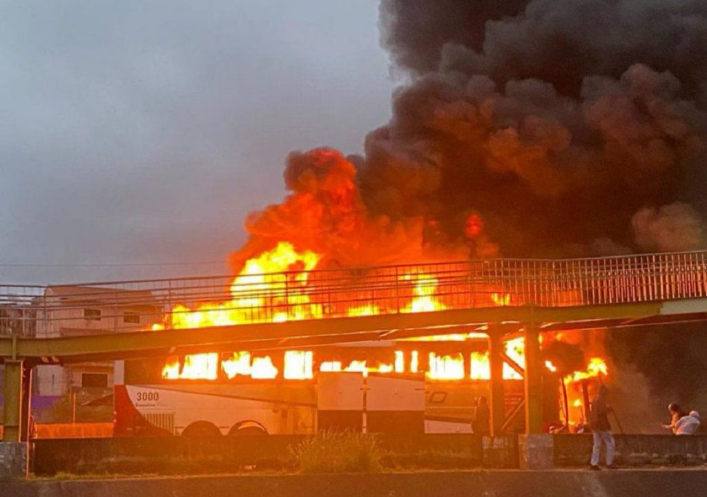 Torcedores do Palmeiras incendeiam ônibus com torcedor do Cruzeiro dentro. Foto: Reprodução