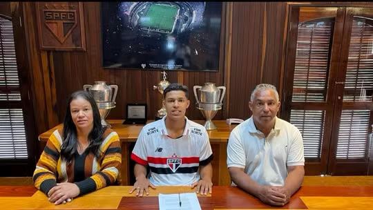 Ryan Francisco após renovar seu contrato - Foto: Divulgação