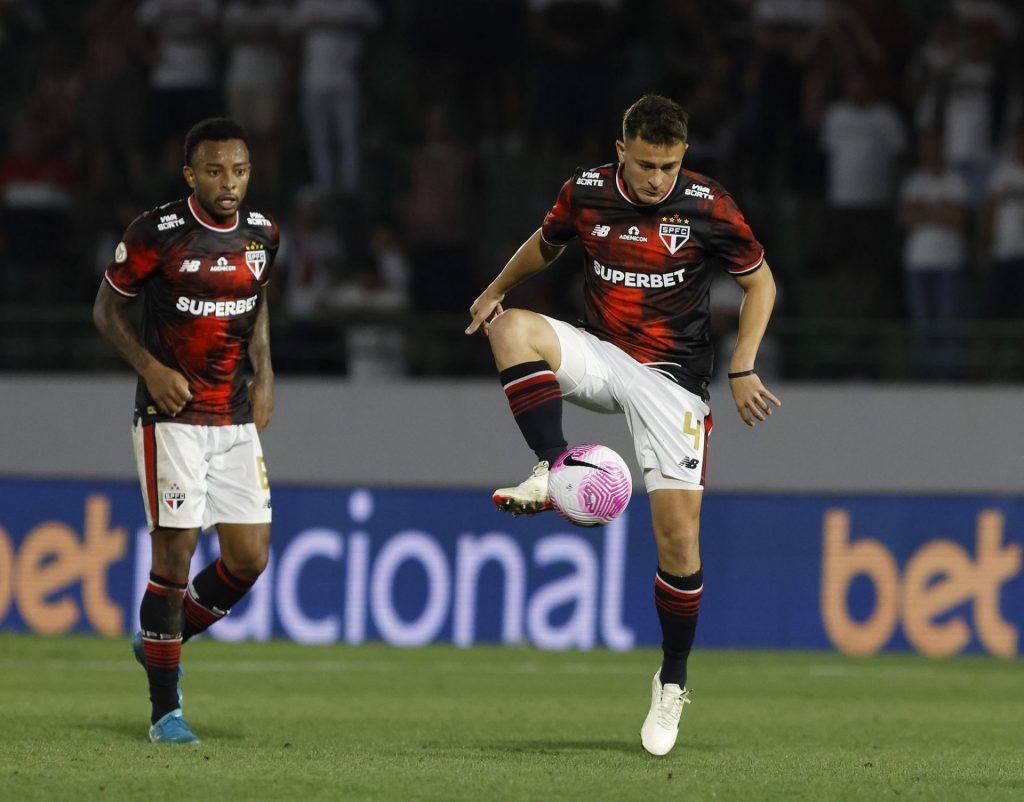 Santiago Longo tem contrato com o São Paulo até agosto de 2025. (Foto: Rubens Chiri/SPFC)