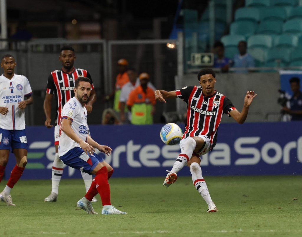 Jamal Lewis tenta ocupar o seu espaço no São Paulo. (Foto: Rubens Chiri/SPFC)