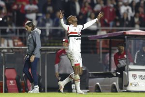 Com Zubeldía de fundo, André Silva celebra gol no São Paulo. (Foto: Rubens Chiri/SPFC)