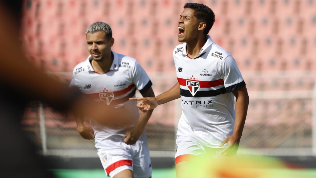 Ryan Francisco e Matheus Alves em ação pelo São Paulo no time sub-20. (Foto: Rubens Chiri/SPFC)