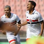 Ryan Francisco e Matheus Alves em ação pelo São Paulo no time sub-20. (Foto: Rubens Chiri/SPFC)