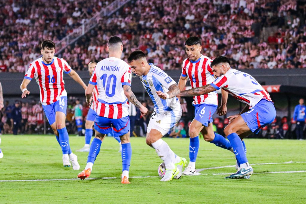 Bobadilla foi titular na vitória do Paraguai contra a Argentina pelas Eliminatórias Sul-Americanas. (Foto: X do Paraguai)