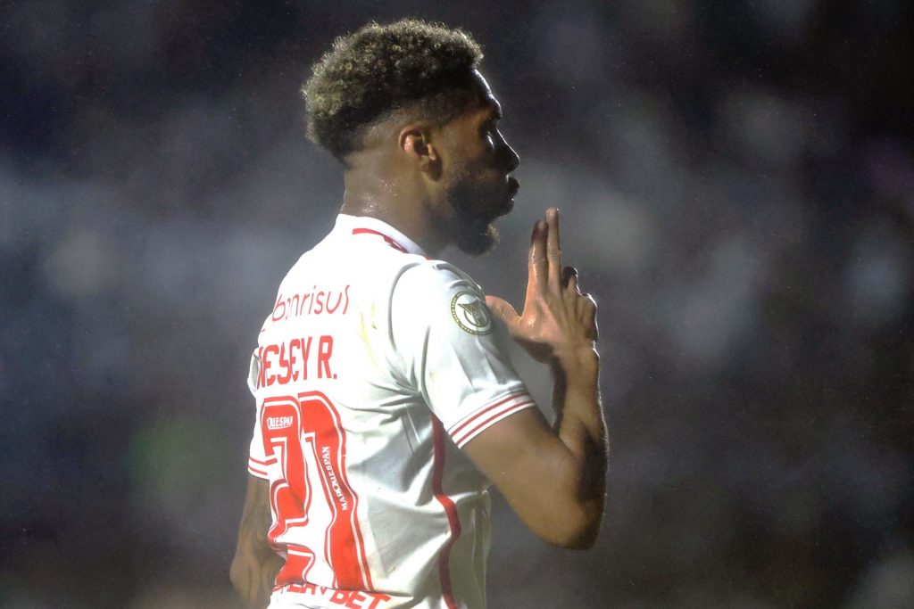 Wesley marcou, e o Internacional venceu o Vasco para manter a liderança no returno do Brasileirão. (Foto: Reprodução/Internacional)