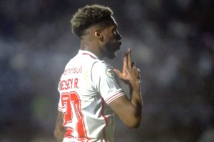 Wesley marcou, e o Internacional venceu o Vasco para manter a liderança no returno do Brasileirão. (Foto: Reprodução/Internacional)