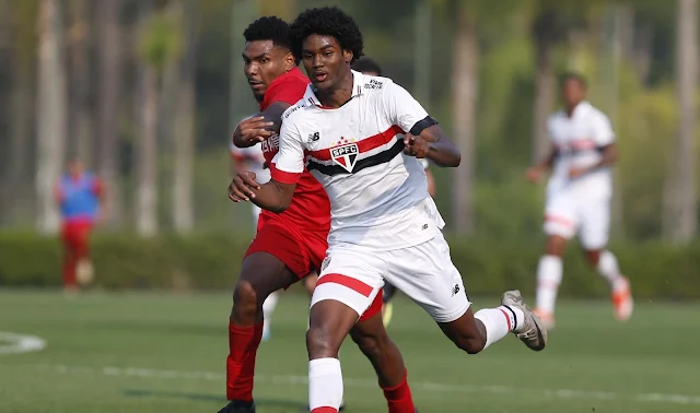 Lucas Ferreira é uma das joias da base do São Paulo. (Foto: Rubens Chiri/SPFC)