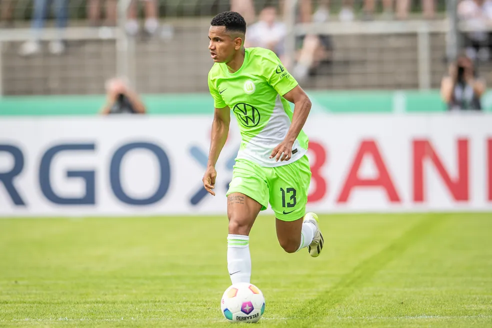 Rogério com a camisa do Wolfsburg - Foto: Wolfsburg