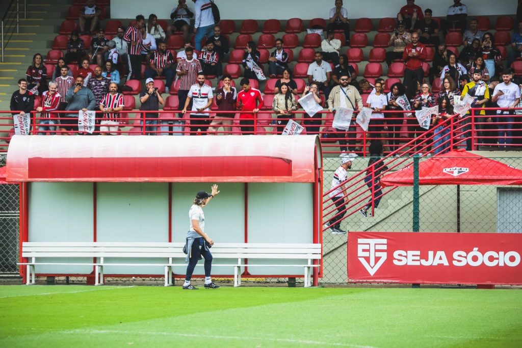 Luis Zubeldía se reúne com torcedores do São Paulo no CT da Barra Funda. (Foto: X do SPFC)