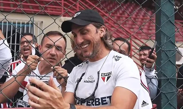 Luis Zubeldía se reúne com torcedores do São Paulo no CT Barra Funda. (Foto: Reprodução/SPFC Play)