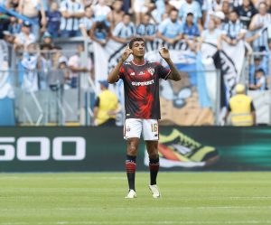 Luiz Gustavo deve renovar contrato com o São Paulo para 2025. (Foto: Rubens Chiri/SPFC)