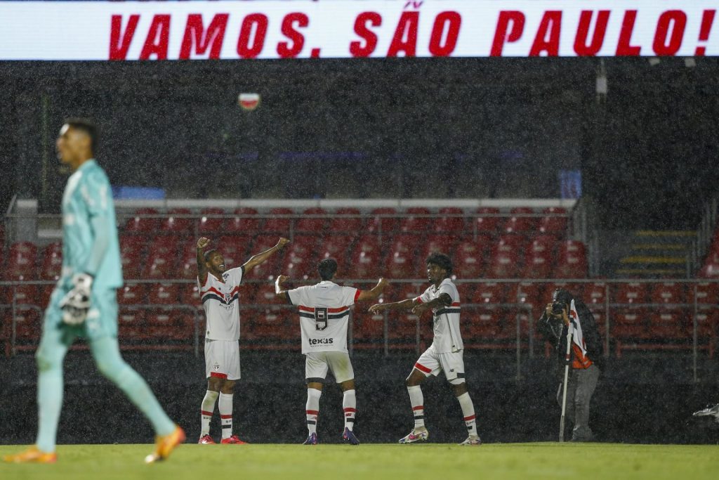 São Paulo tem duas joias prontas para o time profissional: Ryan Francisco e Lucas Ferreira. (Foto: Rubns Chiri e Miguel Schincariol/SPFC)