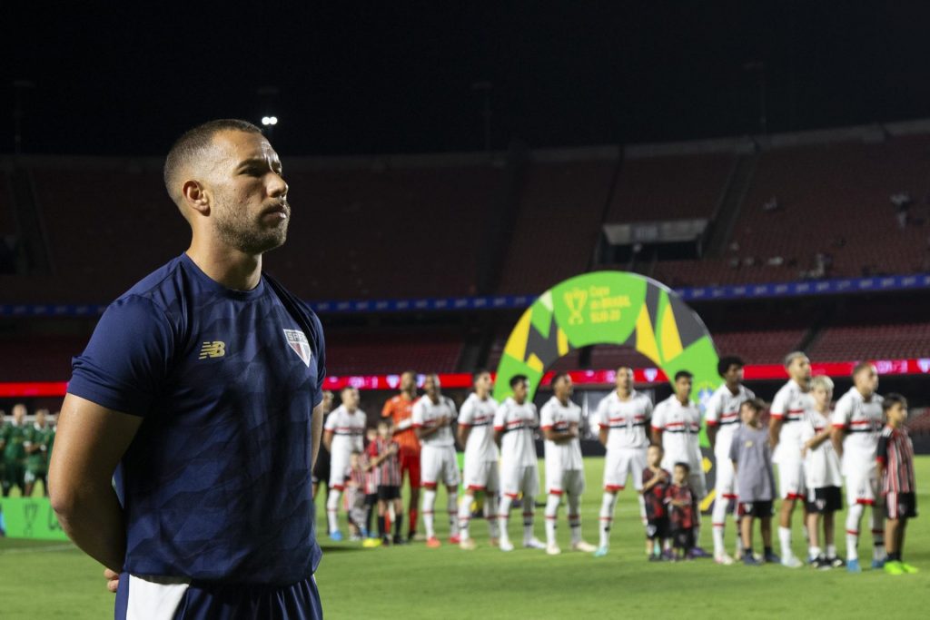 Allan Barcellos comandou o São Paulo ao título da Copa do Brasil sub-20. (Foto: Rubens Chiri e Miguel Schincariol/SPFC)