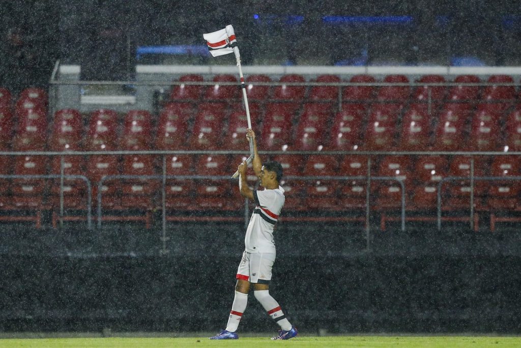 Ryan Francisco marca duas vezes, e São Paulo vence Palmeiras na final da Copa do Brasil sub-20. (Foto: Rubens Chiri e Miguel Schincariol/SPFC)