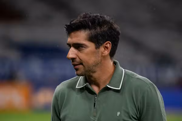 Abel Ferreira vai reforçar o Palmeiras com jogador criado pelo São Paulo. (Foto: Fernando Moreno/AGIF)