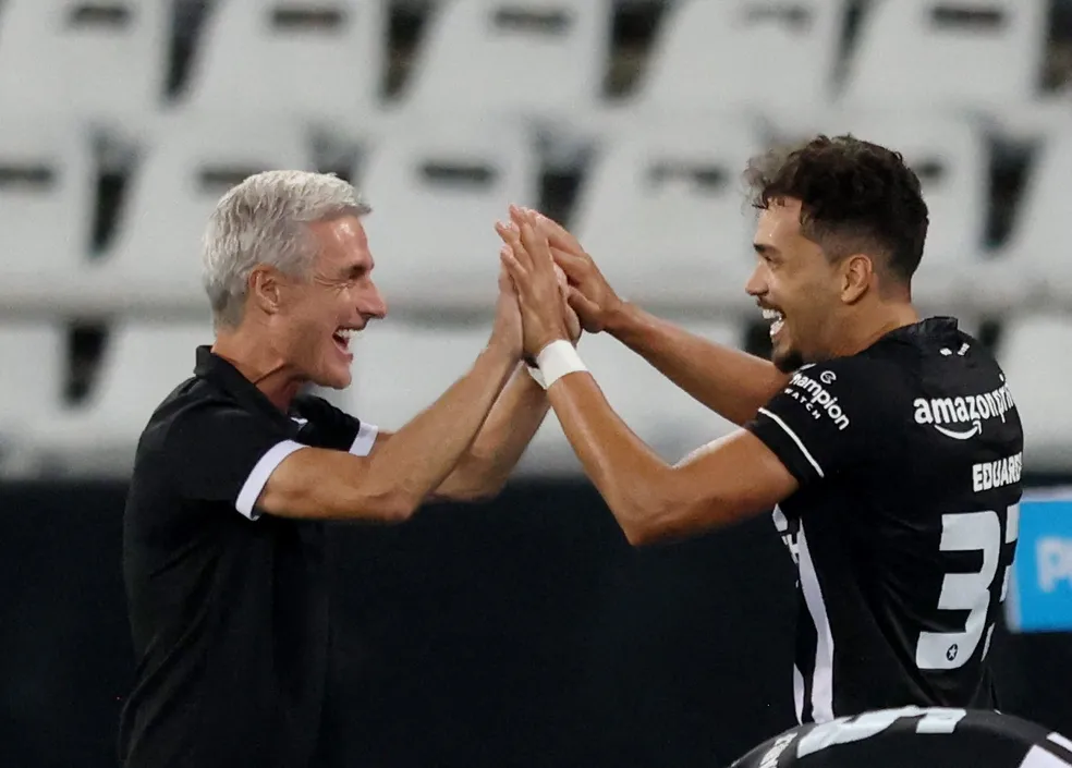 Eduardo comemora com Luis Castro em Botafogo x Cesar Vallejo — Foto: REUTERS/Sergio Moraes