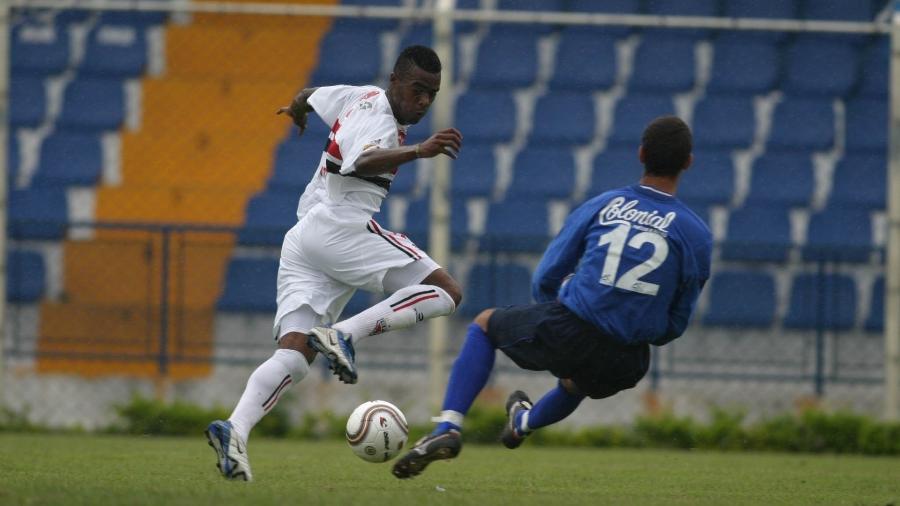 Grafite marcou duas vezes, e São Paulo salvou Corinthians do rebaixamento no Paulistão em 2004. (Foto: Rubens Cavallari/Folha Imagem)