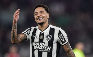Gregore, do Botafogo, pode virar moeda de troca para São Paulo se reforçar. (Foto: Thiago Ribeiro/AGIF)