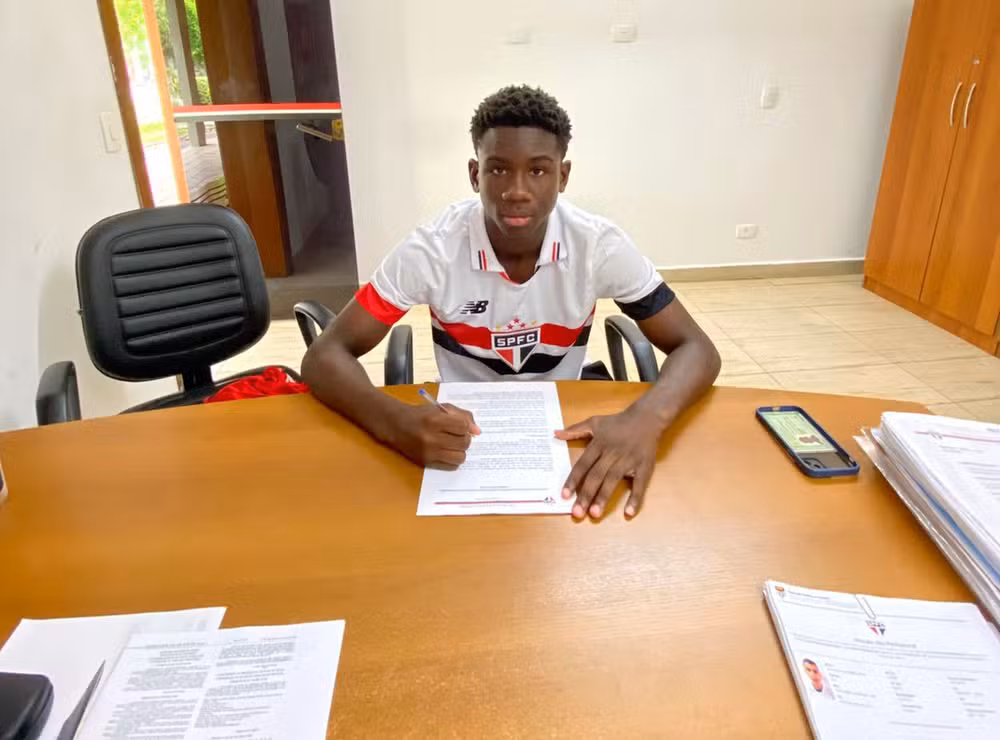 São Paulo fecha contrato com Ari para reforçar Cotia. (Foto: Reprodução/SPFC)
