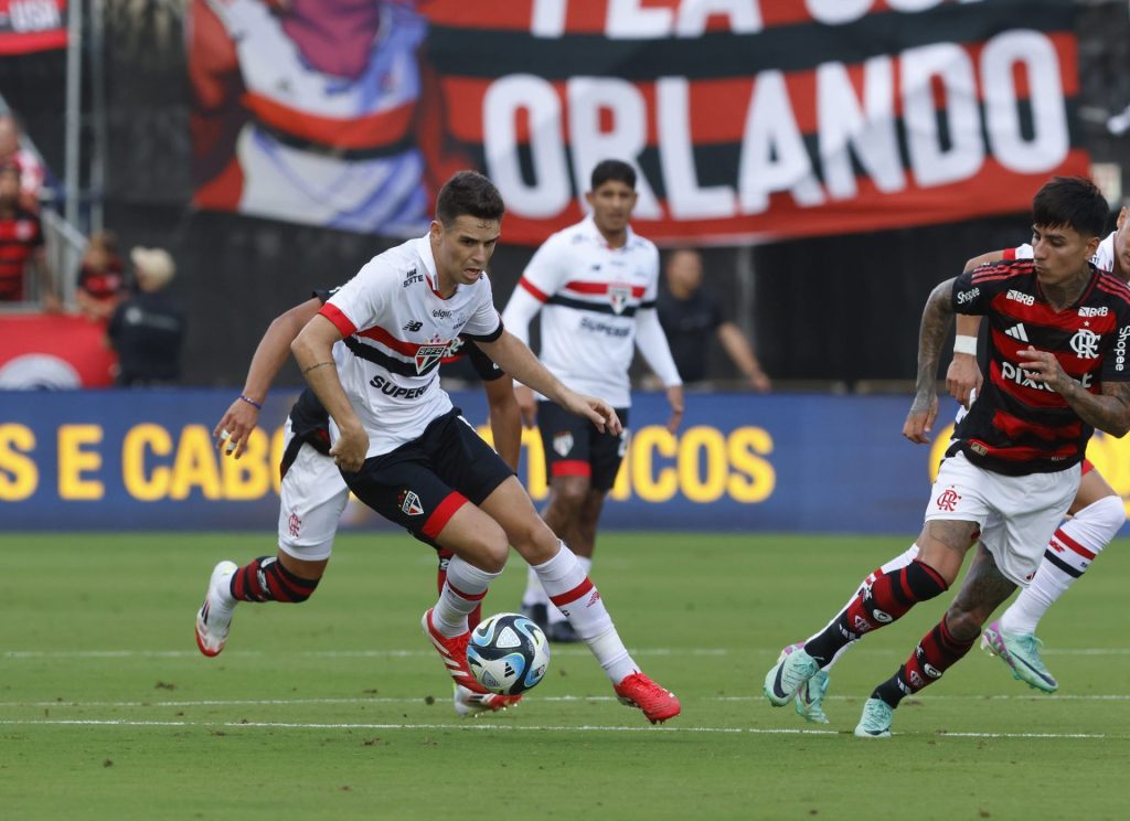 Oscar foi titular pela primeira vez no São Paulo. (Foto: Rubens Chiri/SPFC)