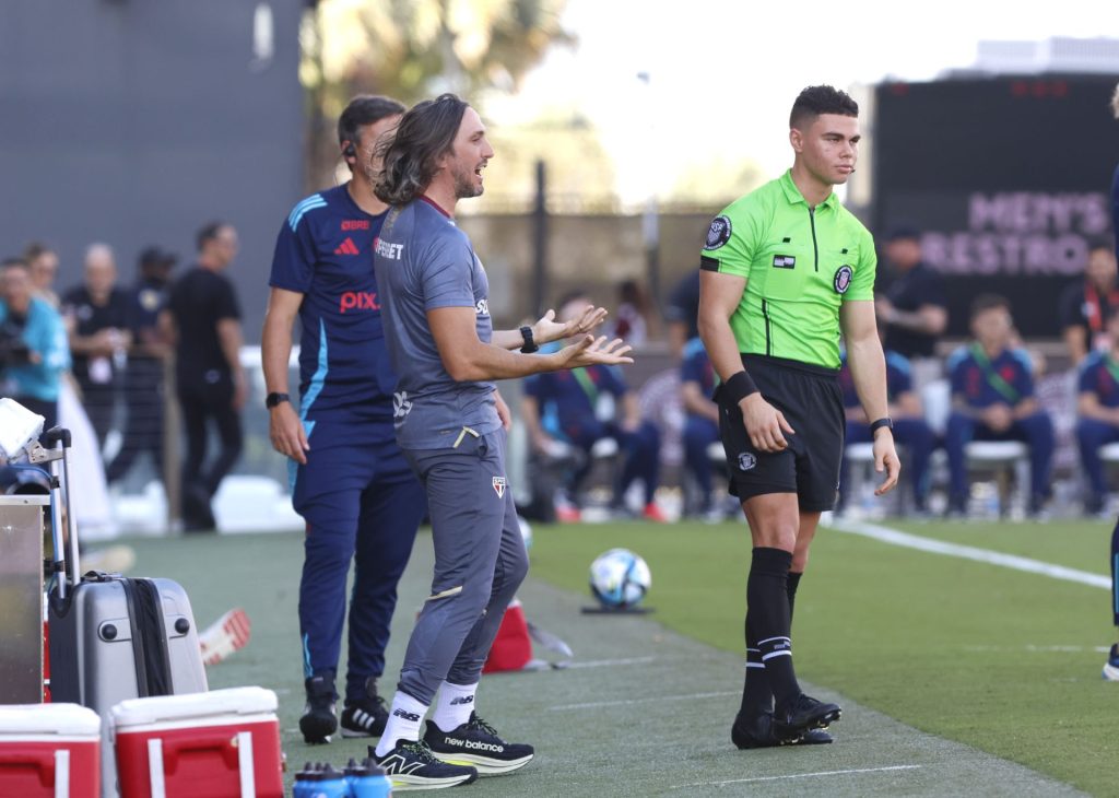 Luis Zubeldía faz avaliação sobre participação de Oscar. (Foto: Rubens Chiri/SPFC)