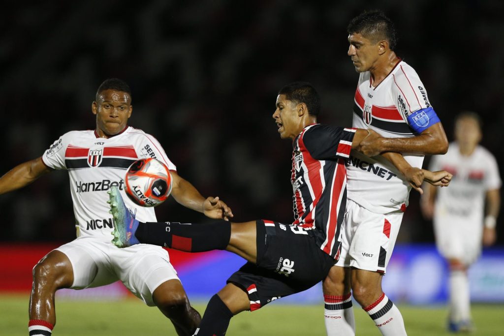 Ryan Francisco acertou a trave em sua estreia como titular do São Paulo. (Foto: Miguel Schincariol/SPFC)