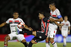 Ryan Francisco acertou a trave em sua estreia como titular do São Paulo. (Foto: Miguel Schincariol/SPFC)