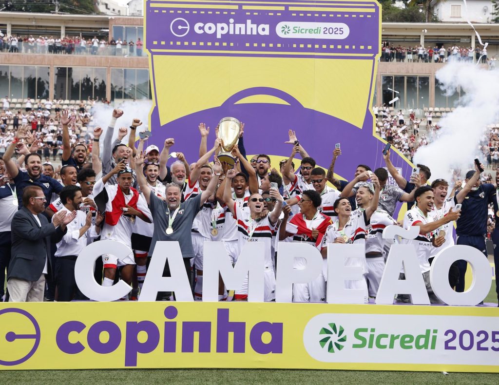 São Paulo conquista a Copinha com campanha perfeita em 2025. (Foto: Miguel Schincariol, Guilherme Veiga e Rubens Chiri/SPFC)