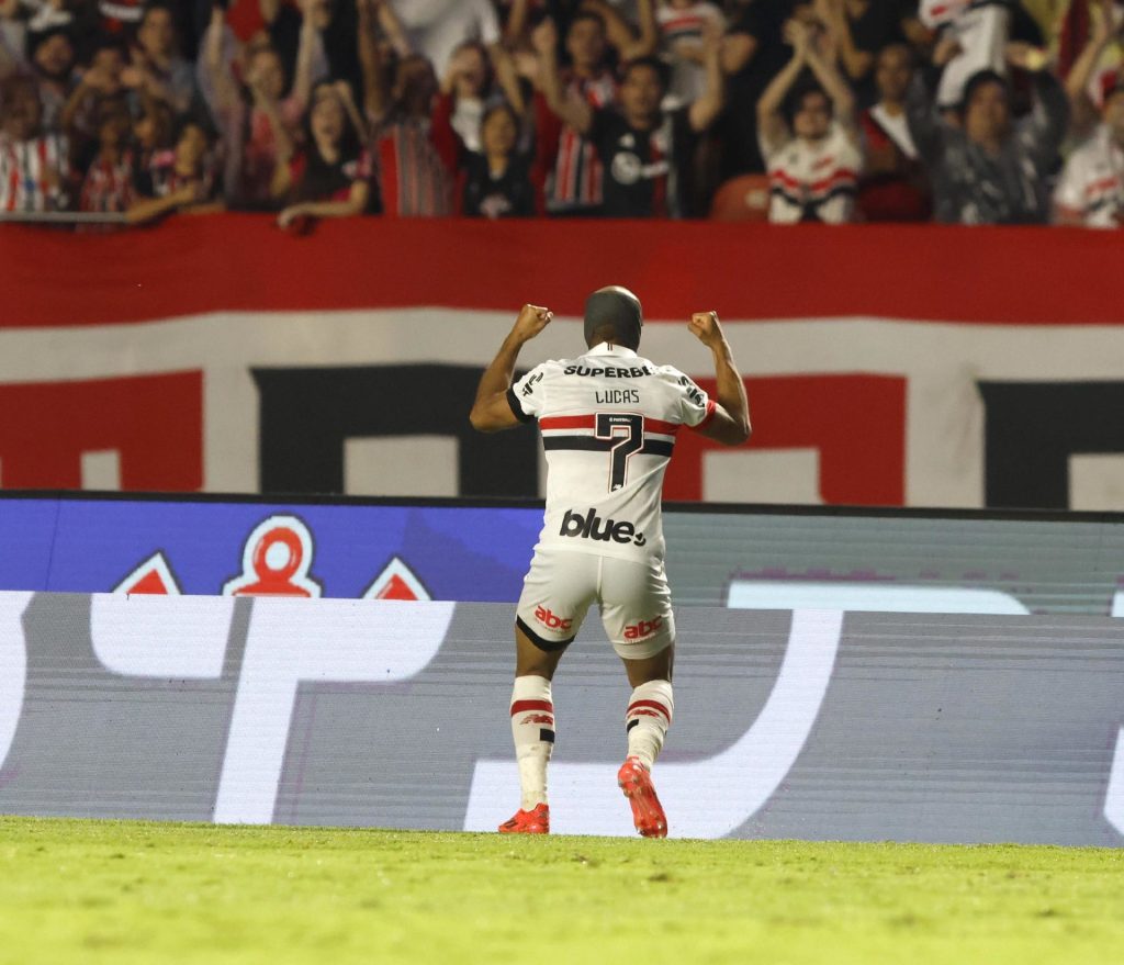 Lucas marcou duas vezes contra o Corinthians e colocou o Majestoso no bolso. (Foto: Rubens Chiri/SPFC)