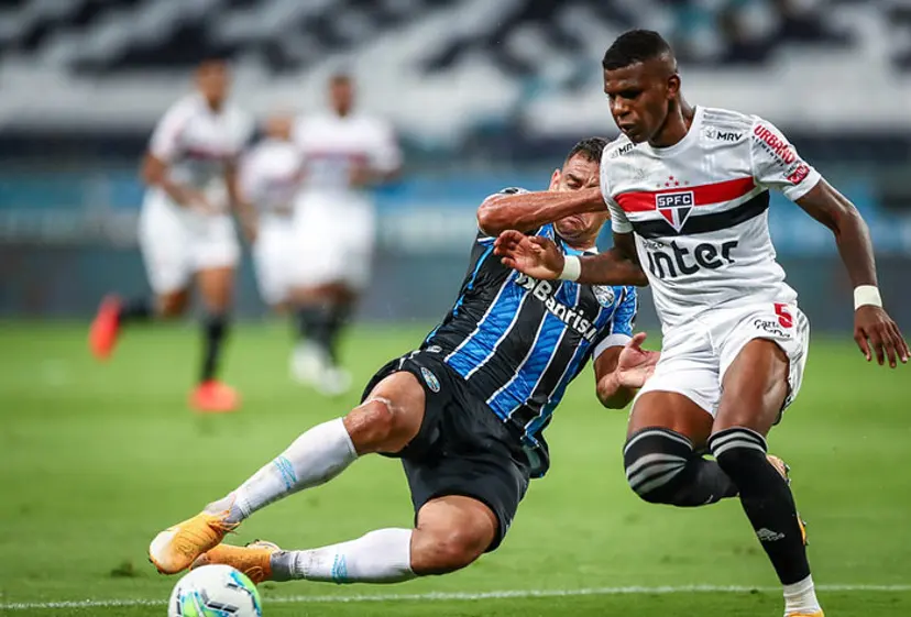 Arboleda em ação contra o Grêmio, em 2021. (Foto: Lucas Uebel/Grêmio)