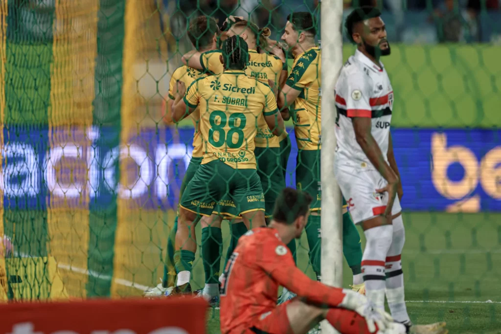 Bruno Alves fez golaço de bicicleta em vitória do Cuiabá contra o São Paulo. (Foto: Ass. Comunicação do Cuiabá)