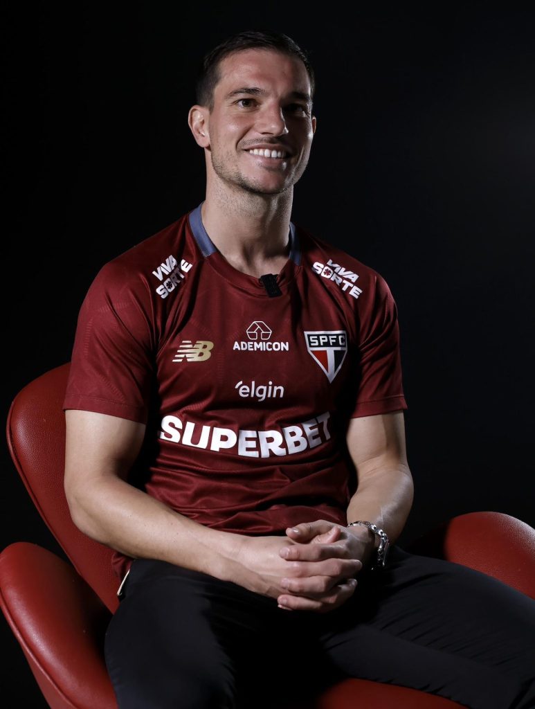 Cédric Soares foi anunciado pelo São Paulo. (Foto: Rubens Chiri/SPFC)