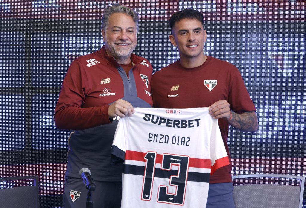 Enzo Díaz é apresentado no São Paulo. (Foto: Rubens Chiri/SPFC)