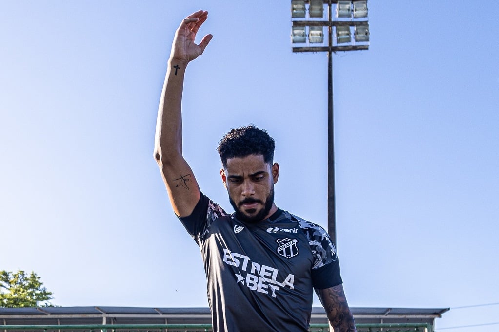 Especulado no São Paulo, Matheus Bahia renovou o contrato com o Ceará. (Foto: X do Ceará)