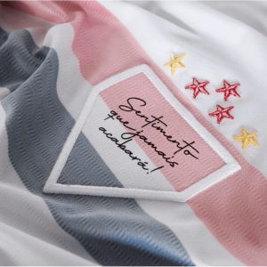 São Paulo tem frase "Sentimento que jamais acabará" na parte de trás do escudo da camisa titular em 2024. (Foto: Reprodução/NB)