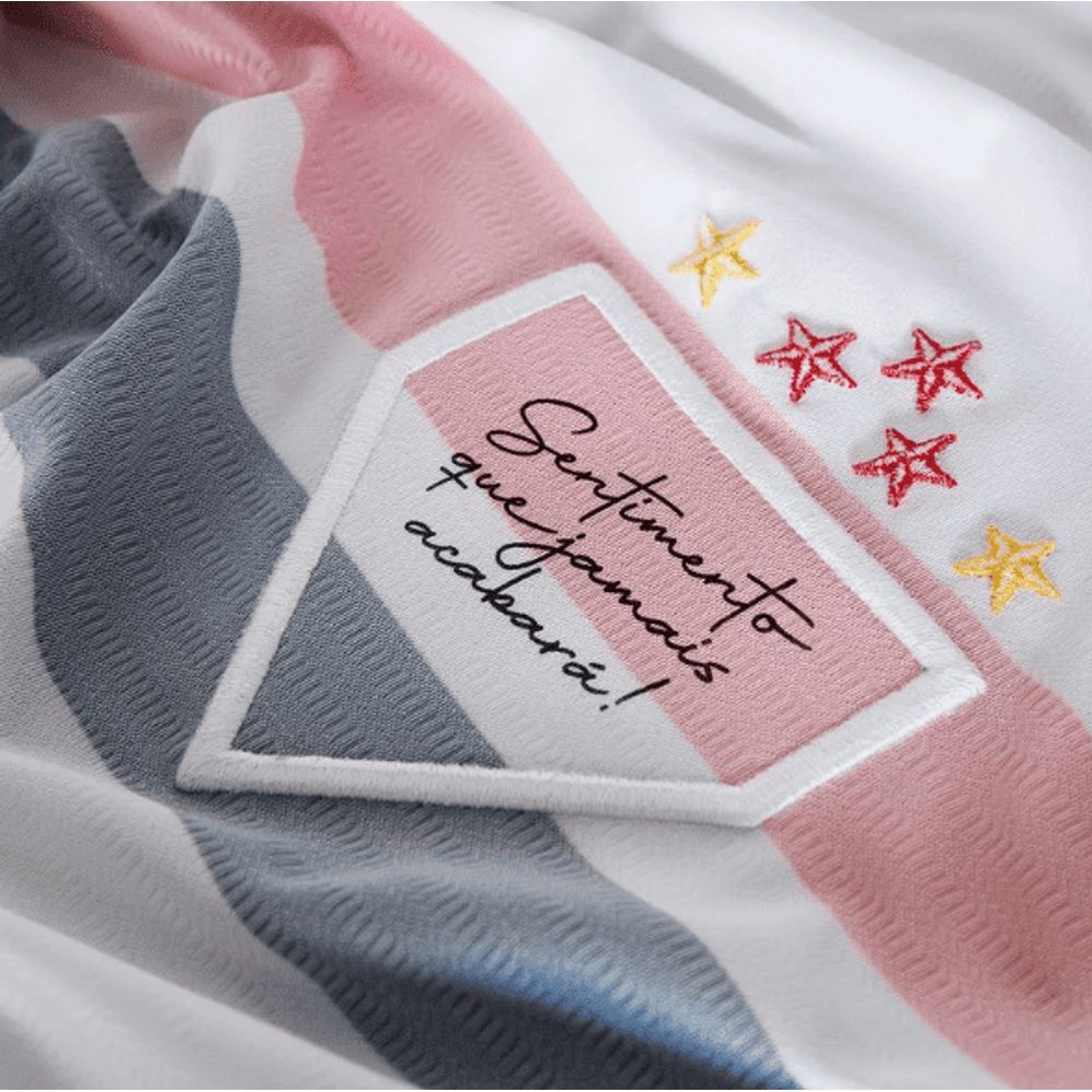 São Paulo tem frase "Sentimento que jamais acabará" na parte de trás do escudo da camisa titular em 2024. (Foto: Reprodução/NB)