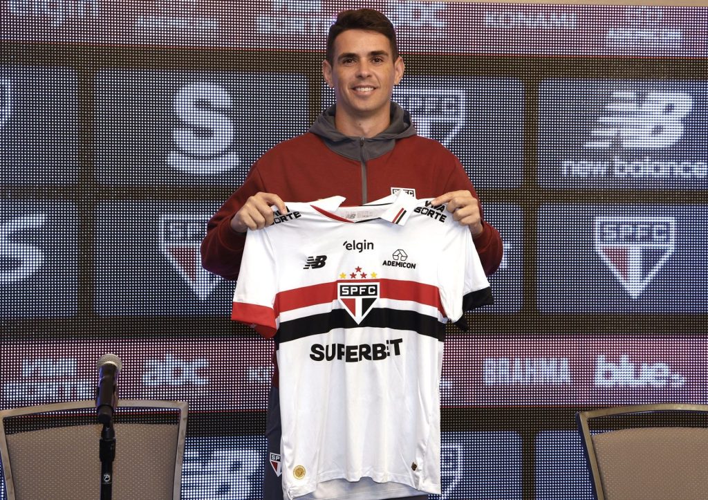 Oscar é apresentado no São Paulo. (Foto: Rubens Chiri/SPFC)