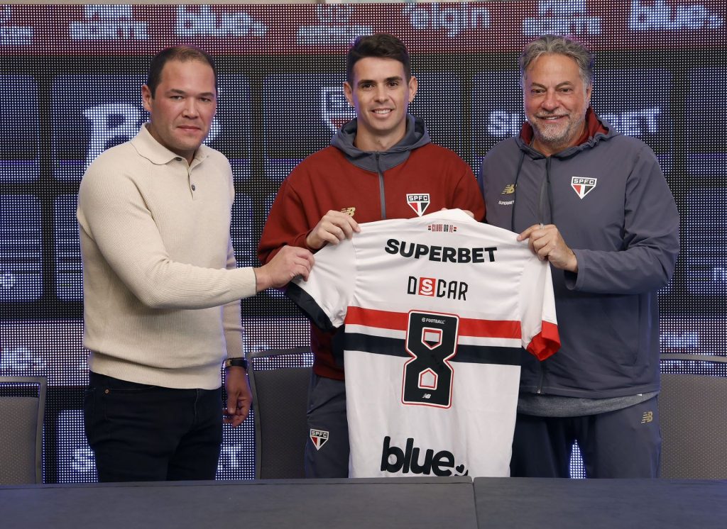 Oscar chega como principal reforço do São Paulo em 2025. (Foto: Rubens Chiri/SPFC)