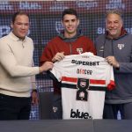Oscar chega como principal reforço do São Paulo em 2025. (Foto: Rubens Chiri/SPFC)