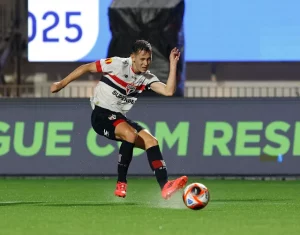 Patryck foi titular contra a Portuguesa, mas deve ser emprestado pelo São Paulo. (Foto: Rubens Chiri/SPFC)