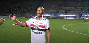 Ryan Francisco brilha, e São Paulo vence Portuguesa de virada no Pacaembu. (Foto: Reprodução/CazéTV)