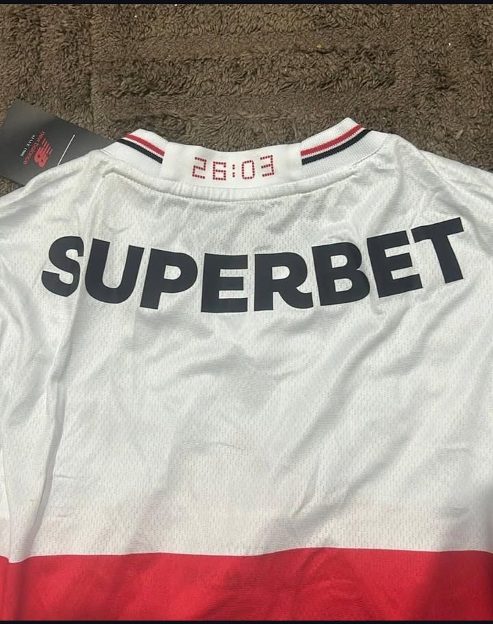 São Paulo faz homenagem a Mineiro, com a minutagem do gol do tri mundial em 2005. (Foto: Reprodução/Somos São Paulinos)