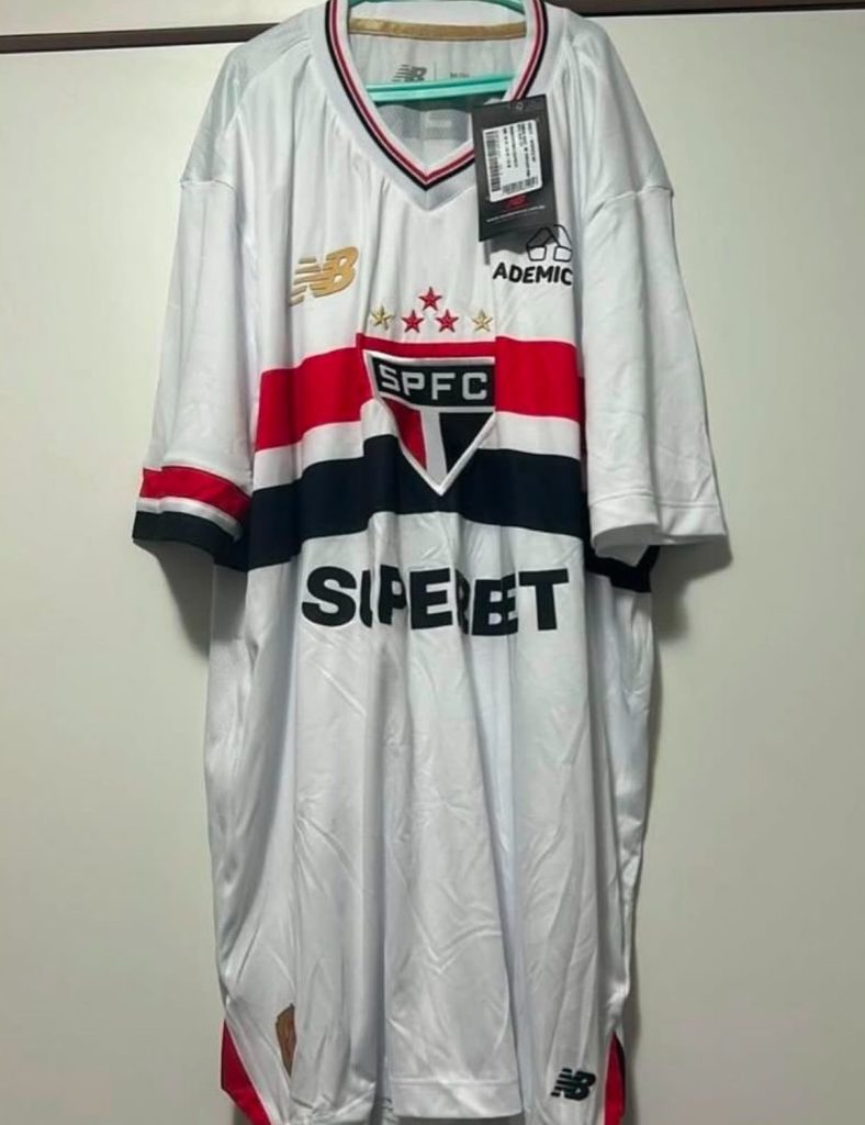 Nova camisa do Sâo Paulo a gola em "V" e detalhes em vermelho, preto e branco na manga direita. (Foto: Reprodução/Somos São Paulinos)