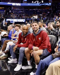 Titulares do São Paulo, Lucas e Calleri marcam presença em jogo da NBA. (Foto: Rubens Chiri/SPFC)