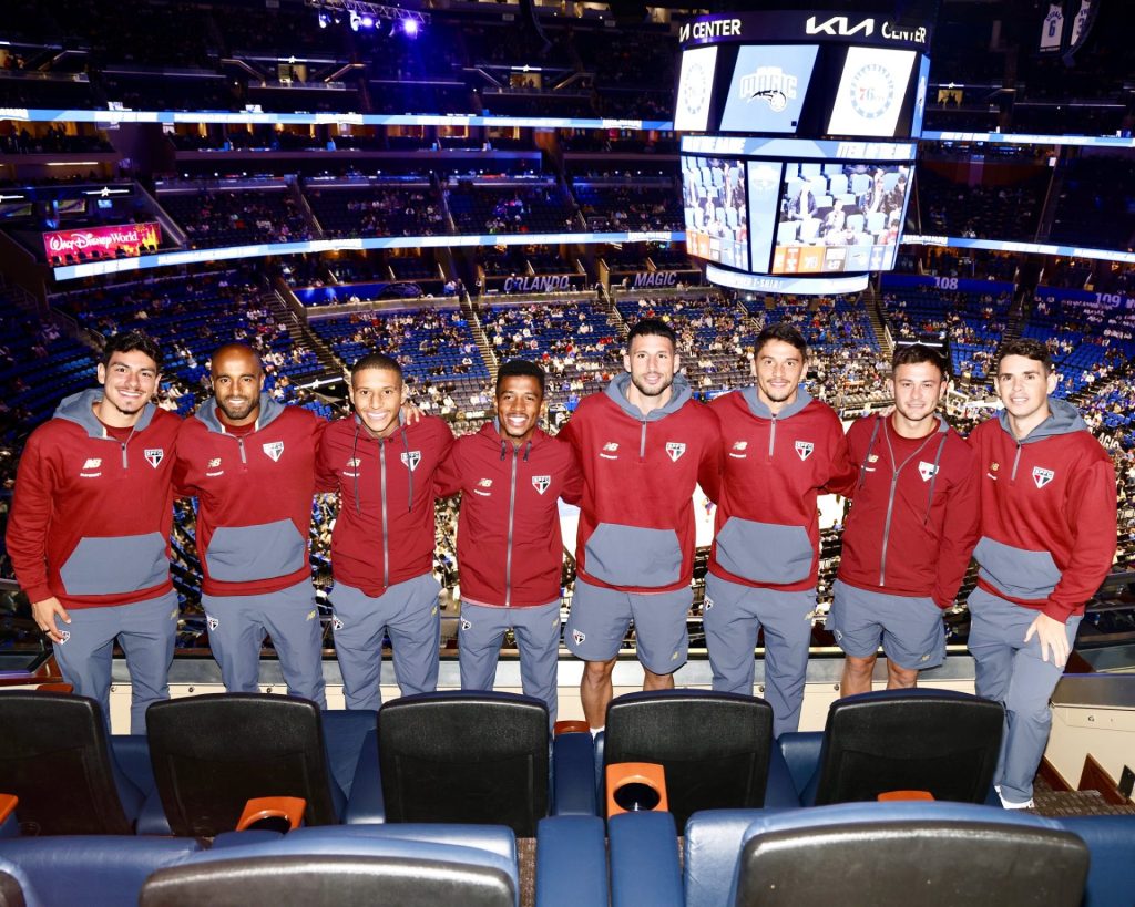 São Paulo marca presença no Orlando Magic em jogo da NBA. (Foto: Rubens Chiri/SPFC)