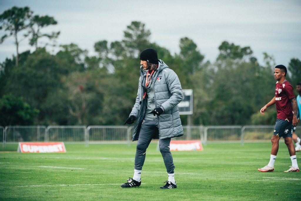 Luis Zubeldía trabalha na pré-temporada do São Paulo. (Foto: Sam Robles/FC Series)