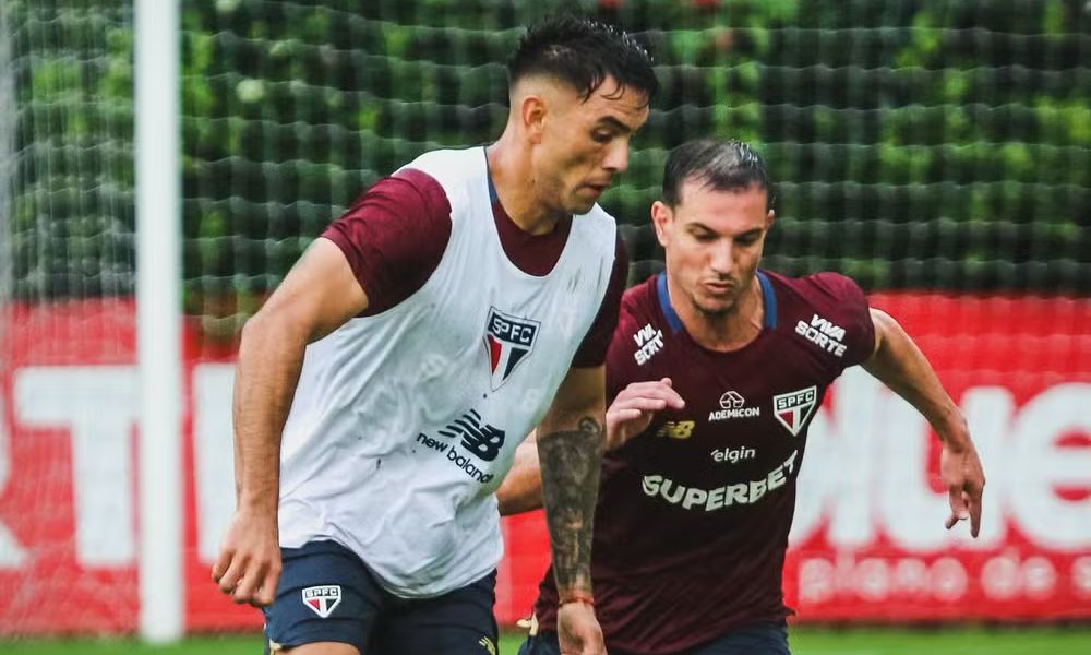 Cédric e Enzo Diaz em ação pelo SPFC. Foto: Erico Leonan