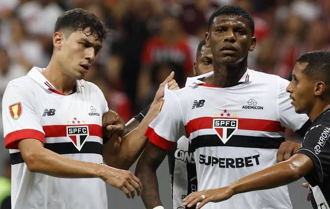 Ferraresi e Arboleda em ação pelo São Paulo FC. Foto: Rubens Chiri