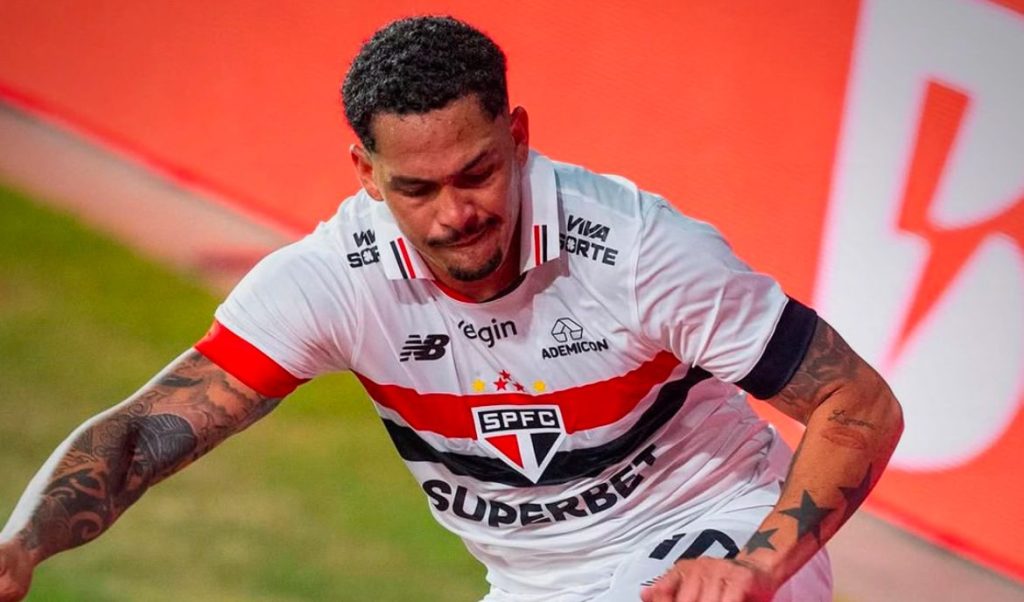 Luciano comemorando gol com a camisa do São Paulo na FC Séries. Foto: Rubens Chiri