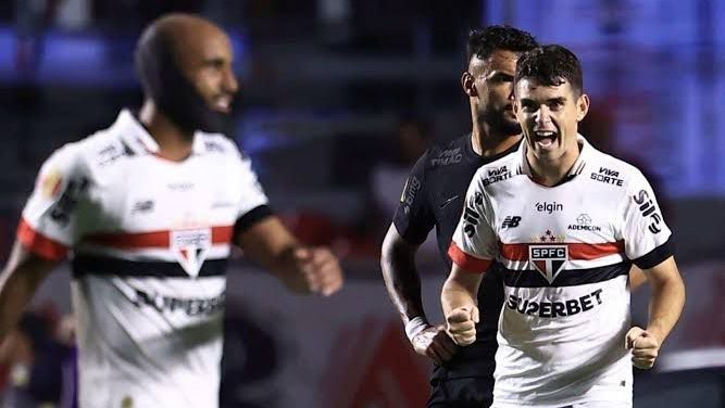 Lucas Moura e Oscar em ação pelo SPFC. Foto: MARCELLO ZAMBRANA/AGIF